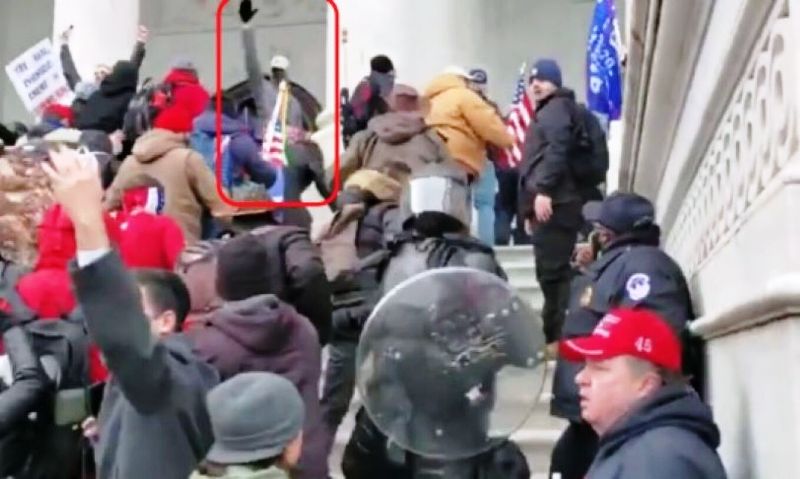 Φυλάκιση πέντε ετών σε πεζοναύτη που χαιρέτισε ναζιστικά έξω από το Καπιτώλιο κατά την εισβολή