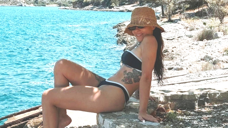 Ευρυδίκη Βαλαβάνη: Πόζαρε με ασπρόμαυρο μαγιό