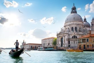 Η Βενετία θα περιορίσει στα 25 άτομα τα τουριστικά γκρουπ