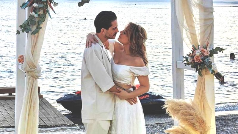 Βέρα Μακρομαρίδου για τη δεύτερη γαμήλια τελετή δίπλα στη θάλασσα: Θέλαμε να κάνουμε ένα πάρτι για τους φίλους μας