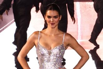 Η Κένταλ Τζένερ περπάτησε ξυπόλητη στο Λούβρο