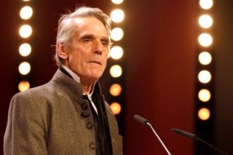 Ο Τζέρεμι Άιρονς θα είναι ο πατέρας της Τζένιφερ Άνιστον στο «Morning Show»