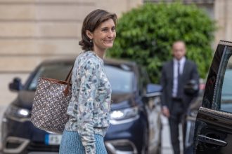 Η υπουργός Αθλητισμού της Γαλλίας κολύμπησε στο Σηκουάνα ενόψει των Ολυμπιακών Αγώνων