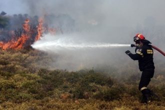Πυρκαγιά στη Σύρο - Μήνυμα του 112 για απομάκρυνση από την περιοχή Χρούσα