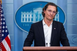 Ο Μάθιου ΜακΚόναχι σκέφτεται να θέσει υποψηφιότητα για πολιτικό αξίωμα