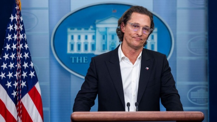 Ο Μάθιου ΜακΚόναχι σκέφτεται να θέσει υποψηφιότητα για πολιτικό αξίωμα