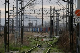 Ρωσία: Τουλάχιστον δύο νεκροί, έως και 100 τραυματίες από σύγκρουση αμαξοστοιχίας με φορτηγό