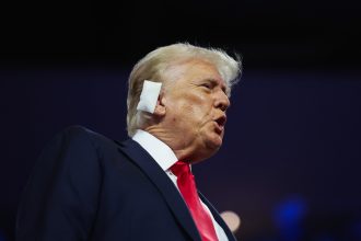 Απόπειρα δολοφονίας Τραμπ: Μήπως δεν τον χτύπησε σφαίρα;