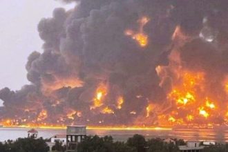 Ο ηγέτης των Χούθι απειλεί με αντίποινα το Ισραήλ μετά την επίθεση με εννέα νεκρούς στη Χοντέιντα