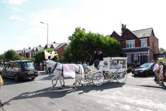 Βρετανία: Οι γονείς ενός από τα δολοφονηθέντα κορίτσια της επίθεσης στο Σάουθπορτ ζήτησαν να σταματήσουν οι ταραχές