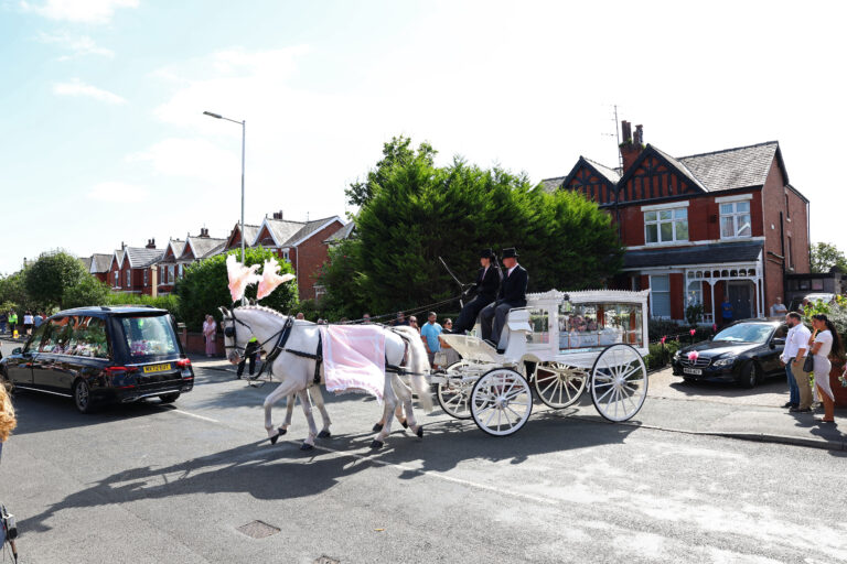 Βρετανία: Οι γονείς ενός από τα δολοφονηθέντα κορίτσια της επίθεσης στο Σάουθπορτ ζήτησαν να σταματήσουν οι ταραχές