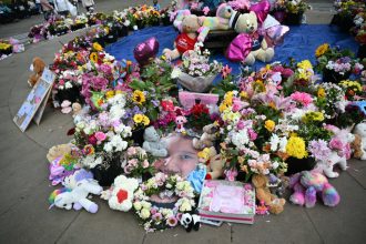 Μπαλόνια, λούτρινα κουκλάκια και συγκίνηση στην κηδεία της 7χρονης Έλσι που σκοτώθηκε στην επίθεση του Σάουθπορτ