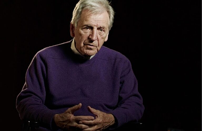 Ο Κώστας Γαβράς αποχαιρετά τον Αλέν Ντελόν - Η άγνωστη ιστορία πίσω από το «Μίστερ Κλάιν»