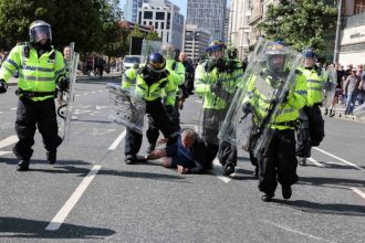 Βρετανία: Τουλάχιστον 90 συλλήψεις στις αντιμεταναστευτικές διαδηλώσεις με αφορμή την επίθεση στο Σάουθπορτ