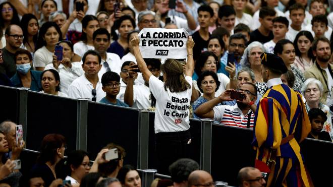 Ένταση στο Βατικανό κατά την ακρόαση του Πάπα Φραγκίσκου: «Σταματήστε να ευλογείτε τις ταυρομαχίες»