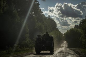 Ουκρανία: Υποστηρίζει ότι κατέρριψε ρωσικό μαχητικό στο Κουρσκ και ότι κρατά 100 αιχμαλώτους πολέμου