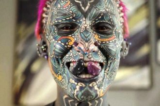 Esperance Fuerzina: Η βετεράνος του στρατού που σπάει τα ρεκόρ Γκίνες με την τρομακτική της μεταμόρφωση