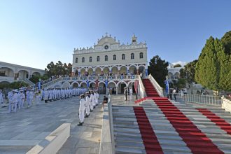 Με κατάνυξη και λαμπρότητα ο εορτασμός της Κοιμήσεως της Θεοτόκου - Επίκεντρο η Τήνος