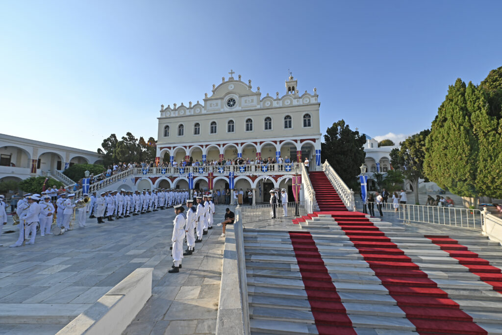 Με κατάνυξη και λαμπρότητα ο εορτασμός της Κοιμήσεως της Θεοτόκου - Επίκεντρο η Τήνος