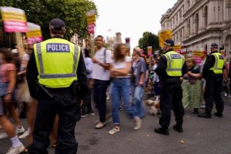Βρετανία: Βαριές ποινές και 1.000 συλλήψεις για τα βίαια επεισόδια – Ανάμεσα στους συλληφθέντες μια 13χρονη