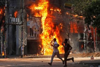 Χάος στο Μπαγκλαντές: Στους 77 οι νεκροί από τις ταραχές - Απαγόρευση κυκλοφορίας