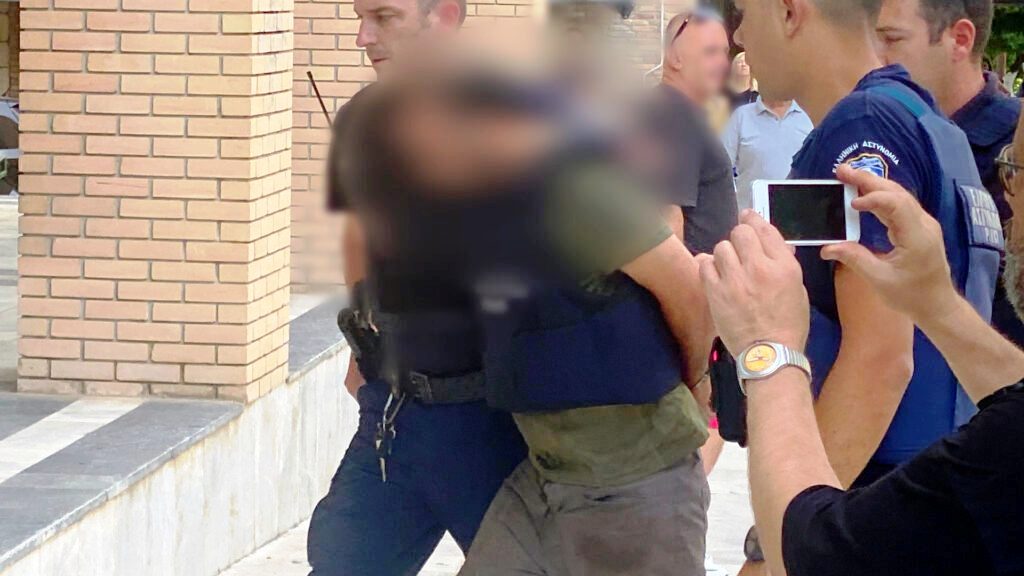 Σπάρτη: Τη Δευτέρα η απολογία 40χρονου που κατηγορείται για βιασμό της κόρης του - Αποδοκιμάστηκε από πολίτες έξω από τα δικαστήρια