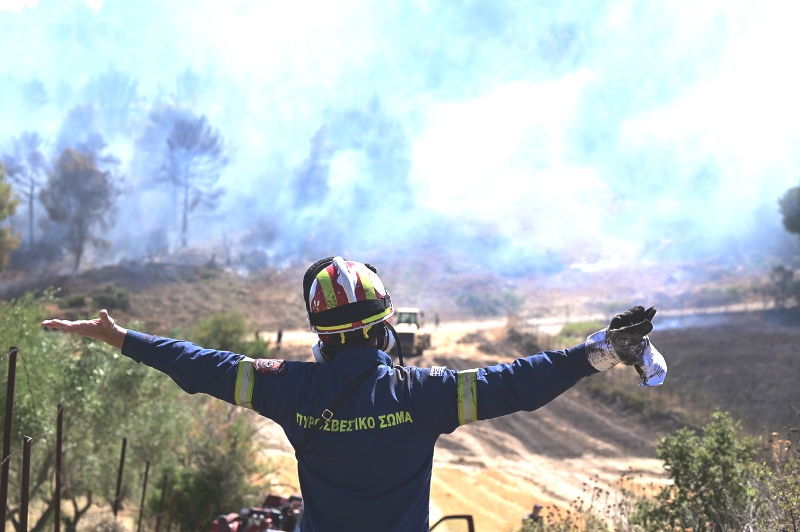 Φωτιά στην Αττική: Κάηκαν δύο οχήματα της Πυροσβεστικής στον Νέο Βουτζά, ένας τραυματίας