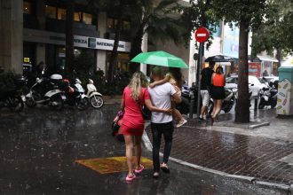 Καιρός: «Προχωρημένο φθινόπωρο θα θυμίζει ο καιρός από την Πέμπτη» – Τριήμερο με καταιγίδες