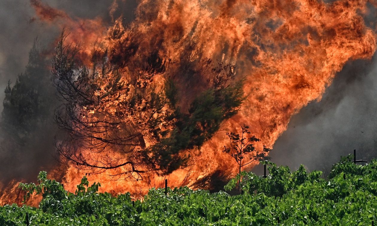Πολύ υψηλός κίνδυνος για φωτιά σήμερα σε 8 περιφέρειες: Άνεμοι ως 8 μποφόρ θα σαρώσουν τη χώρα