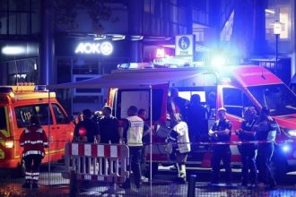 Γερμανία: «Τρομοκρατική ενέργεια» η επίθεση με μαχαίρι στο φεστιβάλ της Σόλινγκεν – Ο δράστης στόχευε στο λαιμό τα θύματα, τρεις νεκροί