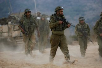 Ανετράπη φορτηγό που μετέφερε γερανό – Χτύπησε περνώντας κάτω από γέφυρα