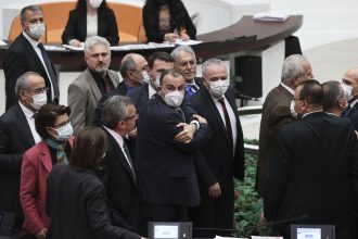 Τουρκική Βουλή: Άγριος καβγάς μεταξύ δύο βουλευτών