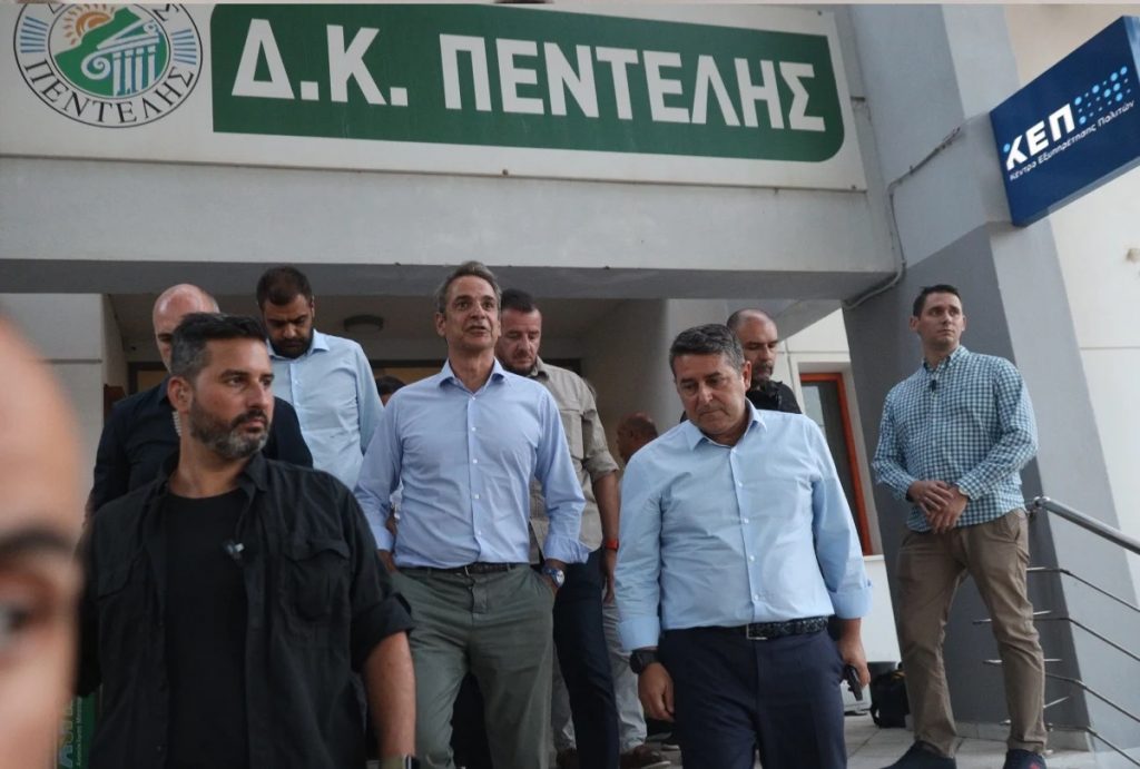 ΣΥΡΙΖΑ για Μητσοτάκη: «Αιδώς Αργείοι» - Πήγε στην Πεντέλη με υπουργούς που ήταν σε κλαμπ ενώ καίγονταν σπίτια