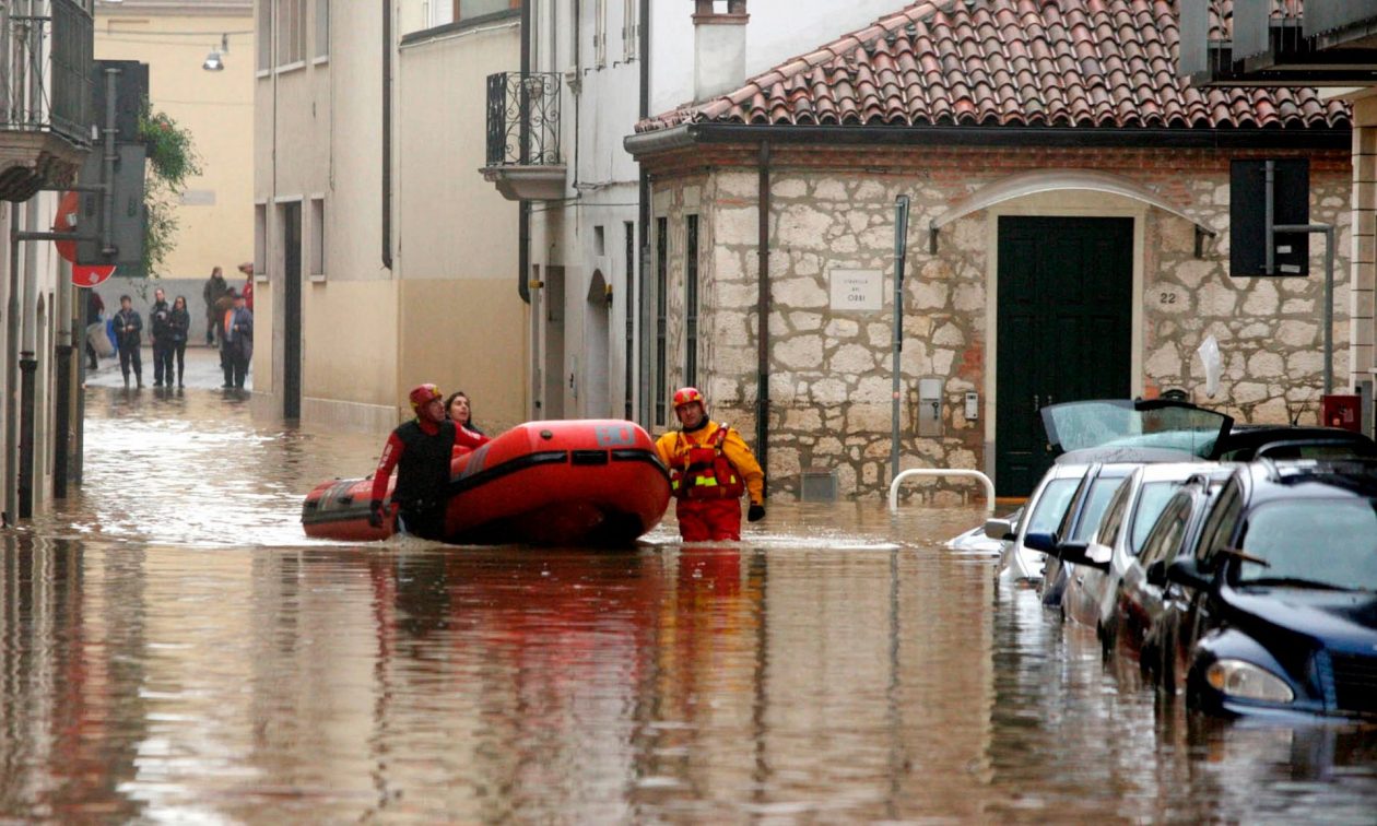 Συναγερμός στην Ιταλία: Τουλάχιστον δύο αγνοούμενοι μετά από κατολίσθηση στο νότο