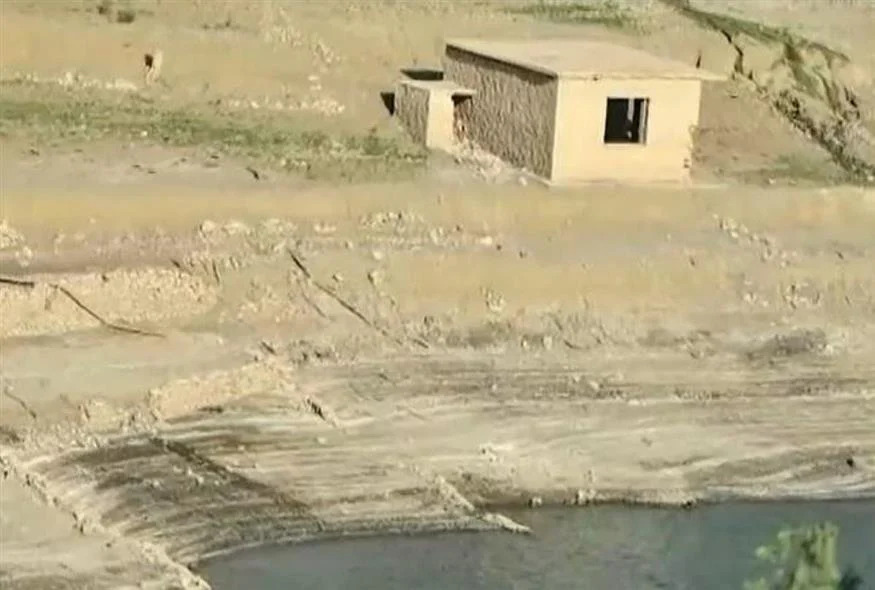 Η λίμνη του Μόρνου εκπέμπει SOS: Η λειψυδρία φέρνει στην επιφάνεια χωριό βυθισμένο από το 1980