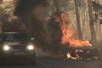 Δύσκολη νύχτα με τη φωτιά στον Βαρνάβα - Εκκενώθηκαν Γραμματικό, Σταμάτα, Ροδόπολη, Αμυγδαλέζα (ΦΩΤΟ)