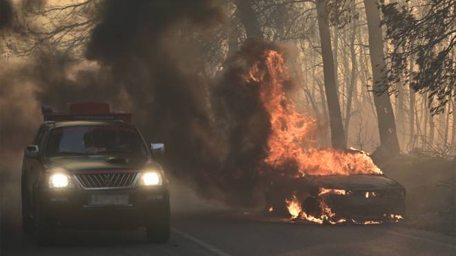 Δύσκολη νύχτα με τη φωτιά στον Βαρνάβα - Εκκενώθηκαν Γραμματικό, Σταμάτα, Ροδόπολη, Αμυγδαλέζα (ΦΩΤΟ)
