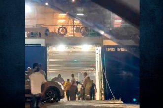 Άνδρος: Χειροπέδες στον καπετάνιο του πλοίου που σήκωσε την μπουκαπόρτα τη στιγμή που έμπαινε αυτοκίνητο