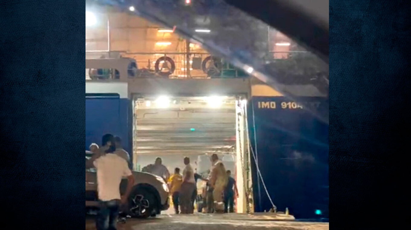 Άνδρος: Χειροπέδες στον καπετάνιο του πλοίου που σήκωσε την μπουκαπόρτα τη στιγμή που έμπαινε αυτοκίνητο