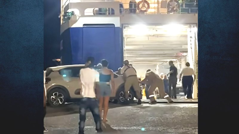 Αναστέλλονται τα δρομολόγια του πλοίου που κινδύνεψαν οδηγοί και επιβάτες στην Άνδρο - Συνελήφθη και απολύθηκε ο πλοίαρχος