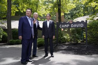 ΗΠΑ, Ιαπωνία, και Νότια Κορέα ανανεώνουν τη δέσμευσή τους για την από κοινού αντιμετώπιση περιφερειακών προκλήσεων