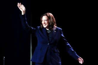 Η Κάμαλα Χάρις επιστρέφει στην Ουάσινγκτον για να υποδεχτεί τους Αμερικανούς πρώην κρατουμένους στη Ρωσία