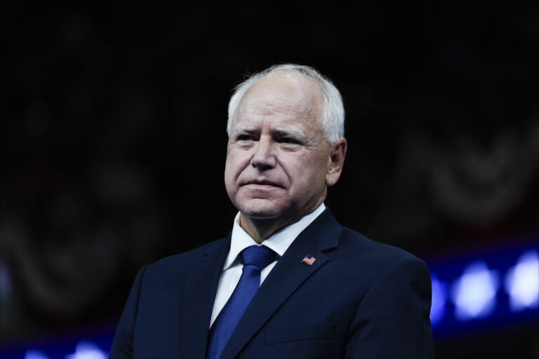 Τιμ Γουόλζ: Ο Τραμπ δεν έχει ιδέα τι σημαίνει να υπηρετείς το έθνος – Επιδιώκει μόνο το προσωπικό του όφελος