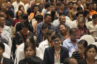 Ταϊλάνδη: Νέο όνομα και νέο αρχηγό για το κύριο κόμμα της αντιπολίτευσης, που τέθηκε υπό απαγόρευση από το Συνταγματικό Δικαστήριο