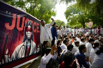 Ινδία: Οι επαγγελματίες υγείας ξεκίνησαν 24ωρη απεργία, σε ένδειξη διαμαρτυρίας για τον βιασμό και τη δολοφονία νεαρής γιατρού