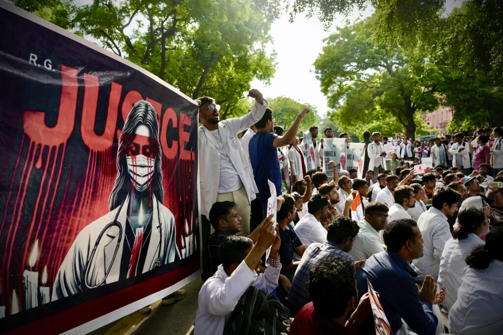 Ινδία: Οι επαγγελματίες υγείας ξεκίνησαν 24ωρη απεργία, σε ένδειξη διαμαρτυρίας για τον βιασμό και τη δολοφονία νεαρής γιατρού