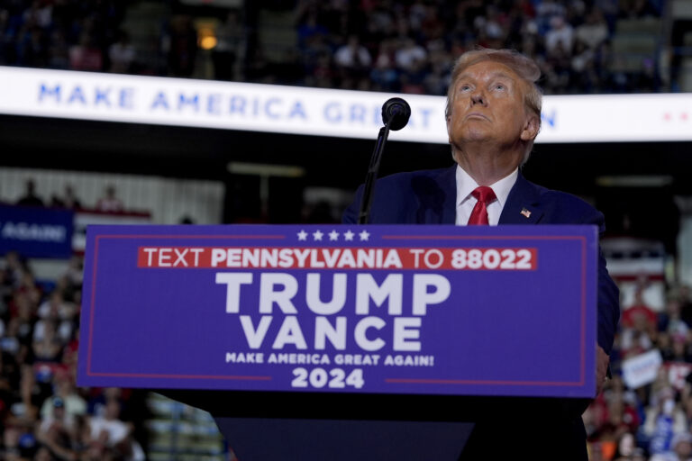 Ο Ντόναλντ Τραμπ χαρακτηρίζει «τρελή» τη Κάμαλα Χάρις και λέει ότι είναι «πιο όμορφος» από εκείνη