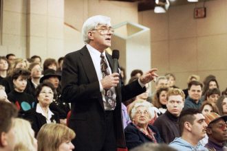 Πέθανε ο παρουσιαστής Φιλ Ντόναχιου - Άλλαξε την εικόνα της τηλεόρασης στις ΗΠΑ