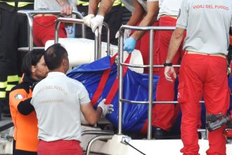 Έξι οι νεκροί από το ναυάγιο στο Παλέρμο - Εντοπίστηκαν πέντε σοροί, η μία δεν έχει ανασυρθεί από το σκάφος