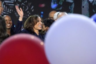 Η Κ. Χάρις αποδέχθηκε το χρίσμα των Δημοκρατικών – «Σοβαρές οι συνέπειες αν βρεθεί ξανα στον Λευκό Οίκο ο Τραμπ»